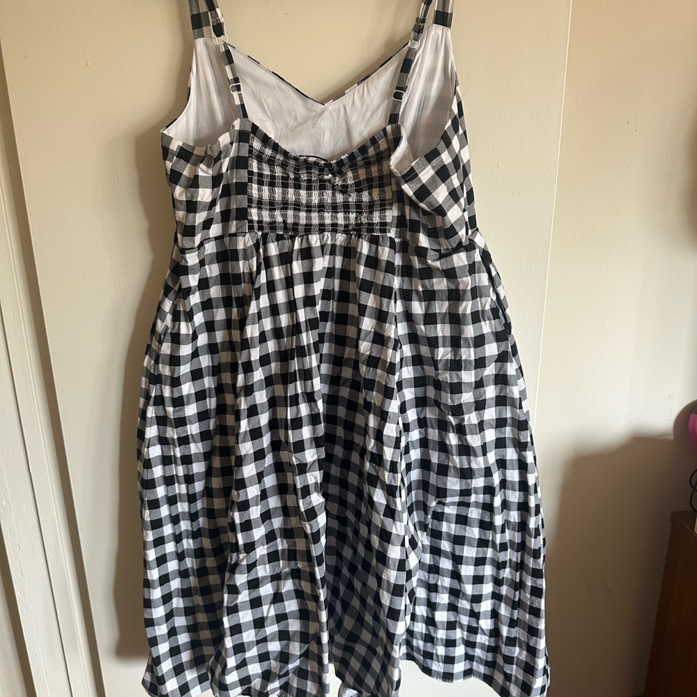 Tea length plaid sleeveless dress with pockets.